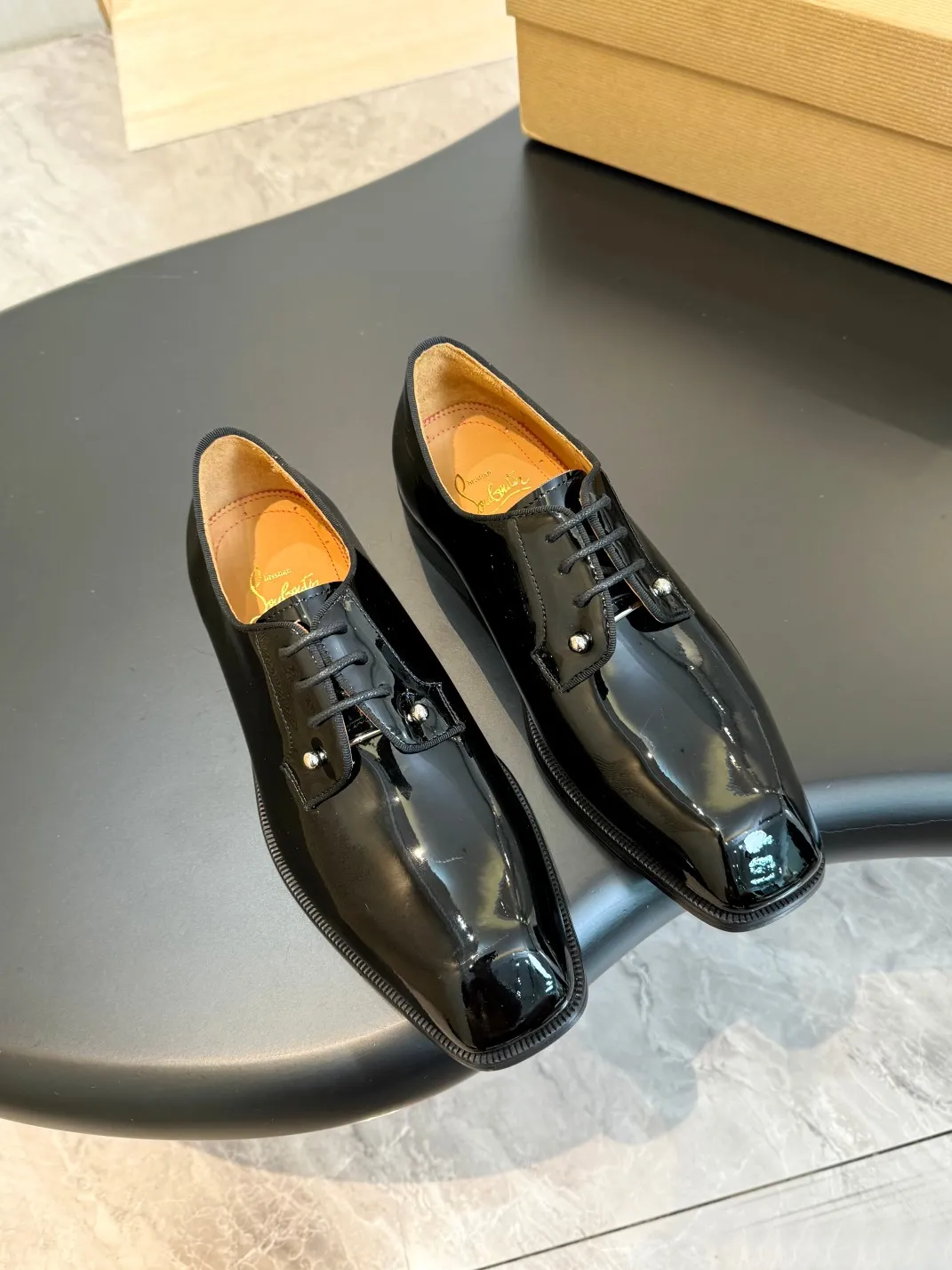 [CL red sole shoes] Top P: 1020💰 Size 39-44 (⚠️38.45.46.47 custom-made, non-returnable and non-exchangeable) 🆑High-end men's business formal leather shoes, original authentic top quality goods ••✅💯 Top original order purchasing agent! Original imported patterned cowhide ➕Imported cowhide lining ➕Cowhide feet ➕Original leather outsole~🉑️Feel free to compare the authentic ones!